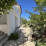 Charming Secret Garden Apartman Lukoran