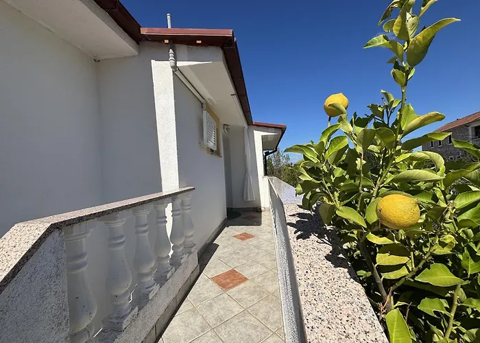 Charming Secret Garden דירה