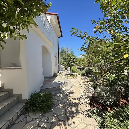 Charming Secret Garden Apartment Lukoran